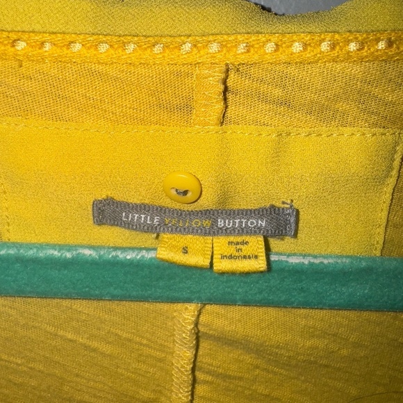 EUC Anthropologie Little Yellow Button Crochet 3/4 Sleeve Tee Shirt Size Small - Picture 2 of 5